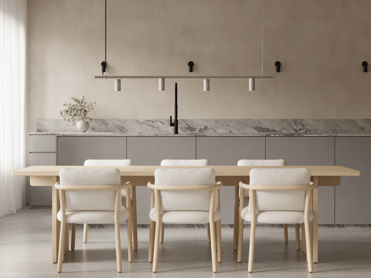 Aflang pendel pipe lampe der hænger over firkantet spisebord